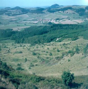 Blick von dem Massiv der Wasserkuppe auf Vulkanberge (Hessisches Kegelspiel)
