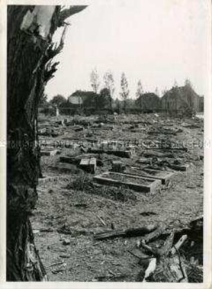 Zerstörter Friedhof nach einem Luftangriff in Deutschland