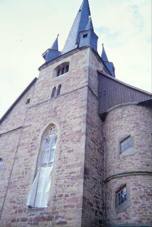 Gesamtansicht des Kirchturms mit Treppenturm