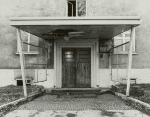 Dresden-Neustadt, Tannenstraße / östlich Hans-Oster-Straße. Ehemalige Kaserne der Sowjetarmee. Dienst- oder Unterkunftsgebäude, Eingang mit aufgeständertem Vordach