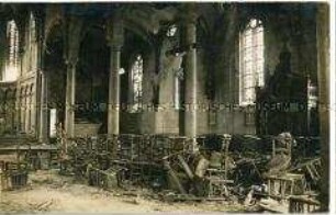 Blick in eine beschädigte Kirche