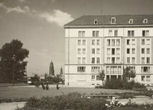 Dresden, Wohnhaus in der Blochmannstraße, mit Blick zum Rathausturm : Kopfbau der Wohnzeile Blochmannstraße 1-9, erbaut 1954 bis 1955 von Wolfgang Hänsch, sog. Ledigenheim