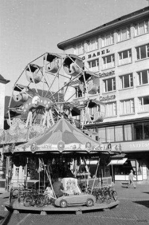 Basel: Karussel, Riesenrand, am Barfüsserplatz, vor Hochhaus