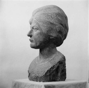 Frauenbüste : Frauenbüste. Granit (vor 1960; W. Arnold))