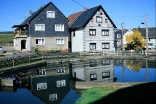 Dorfteich und zwei Häuser