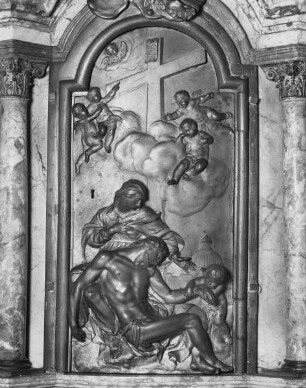 Tabernakel: Relief mit der Darstellung der Pietà