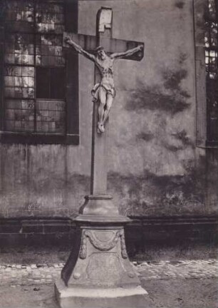 Katholische Kirche. um 1800. Kruzifix, Sandstein, 18. Jahrhundert