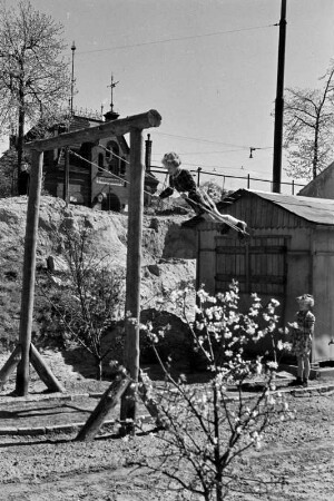 Am S-Bahnhof Schmargendorf : Berlin. Kinder beim Spielen in einem Garten am Bahnhof