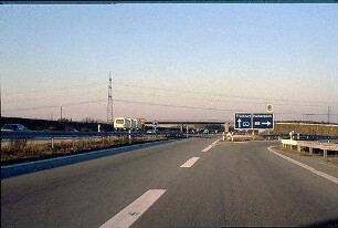 Einfahrt in Kreisel Nord (Heilbronn Richtung Hockenheim) von Nebenfahrbahn Ost (Heilbronn Richtung Mannheim)