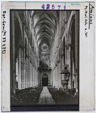 Amiens: Kathedrale, Inneres, Mittelschiff nach Westen