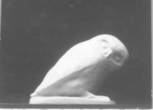 Eule : Eule. Porzellan? (wohl vor 1945; E. Richter). Dresden-Südvorstadt, Eisenstuckstraße, Atelier der Bildhauerin
