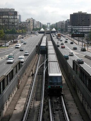 Oberirdische Metrogleise im Viertel La Defense