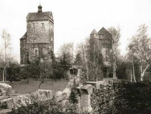 Stolpen. Burg Stolpen. Blick über den vierten Hof auf Seigerturm und Johannisturm