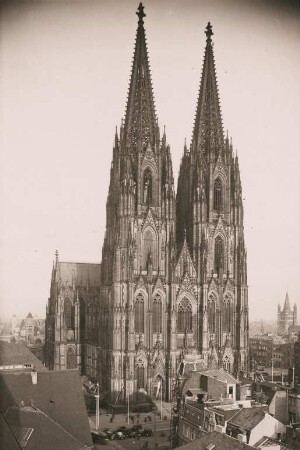 Köln. Ansicht der Westfassade der Hohen Domkirche St. Petrus