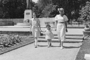 Privataufnahmen. Bad Wörishofen. Die Schwester Gretl des Fotografen und Spaziergängerin mit kleinem Mädchen bei der Denkmalsanlage für Sebastian Kneipp am Denkmalplatz