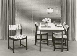 Eßtisch (Modell T 172/1) : Eßtisch mit vier Stühlen (1974)
