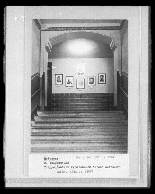 Meißen, 2. Volksschule, Treppenhaus mit Wandschmuck "Große Sachsen"
