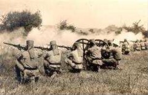 Askari-Soldaten bei einer Schießübung