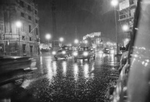 London, Trafalgar Square im Regen bei Nacht