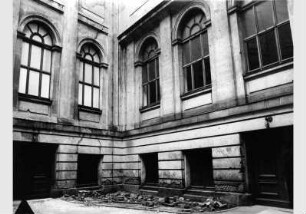 Blick auf die zum Teil zerstörte Fassade des Bode-Museums