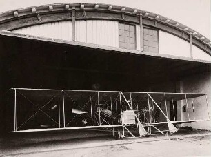 Doppeldecker in der Weimarer Flughalle, 1912