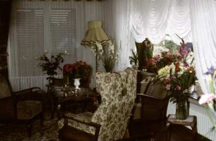 Wohnzimmer mit Couch und Sesseln