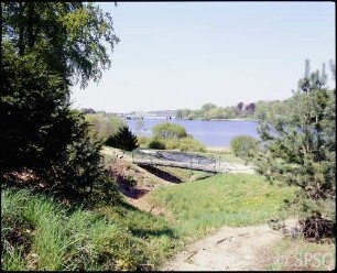 Potsdam, Park Babelsberg, Blick über die Wilhemsbrücke und den Uferweg zu Glienickerbrücke