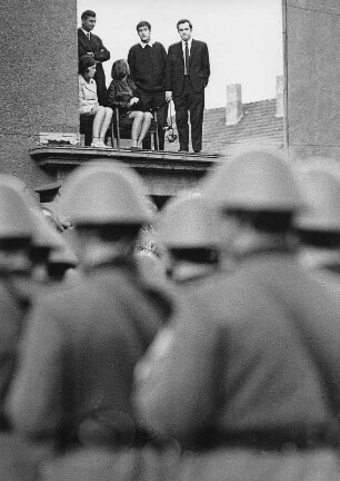 50. Jahrestag der Oktoberrevolution. Parade der Waffenbrüder