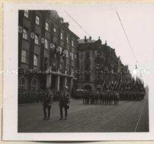 Adolf Hitler und Baldur von Schirach auf dem Balkon des Hotels "Deutscher Hof" während des NSDAP-Parteitags in Nürnberg