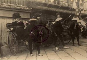 Japan. Drei Touristinnen der Hapag in Rikschas mit Fahrern (vermutlich Rikscha-Stand vor einem Hotel)