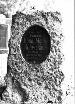 Grabstein 36 (Index: 100092764) Material: Sandstein Zustand: gut Maße HxBxT: 111x72x35 cm Beschreibung: grob behauene Stele, eingesetztes, ovales Schriftfeld, poliert: Grabstein 36 (2)