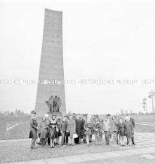 Besucher in der Nationalen Mahn- und Gedenkstätte Sachsenhausen