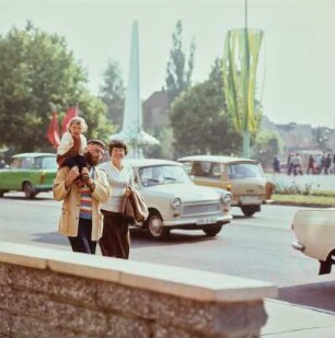 Familie auf einer Straße in Anklam