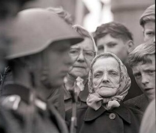 Alte Frau bei der Vereidigungsparade