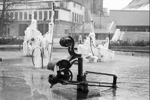 Basel: [Tinguely-]Brunnen vor dem Stadttheater, vereist