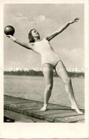 Mädchen der Hinrich Medau-Gymnastikschule bei einer Übung mit Ball