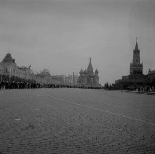 Moskau. Roter Platz mit Warenhaus GUM, Basilius-Kathedrale, Östlicher Kremlmauer mit Erlöser-Turm und Lenin-Mausoleum, Blick nach Süden