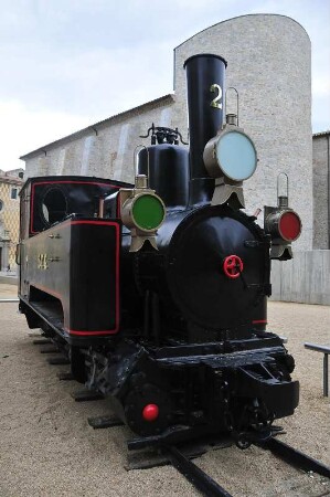 Girona - Historische Lokomotive : Eine restaurierte Dampflokomotive von 1890 der Lokomotivfabrik Krauss aus München steht vor dem neuen Kulturzentrum, aufgenommen am 16. April 2012 in der Altstadt von Girona