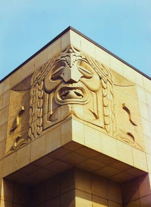 Dresden-Altstadt. Sandsteinmaske am Funktionsgebäude der Semperoper