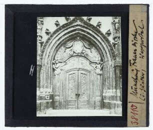 München, Frauenkirche : Westportal mit Holztür von Ignaz Günther