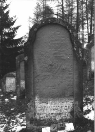 Grabstein 78 (Index: 99608762) Material: Sandstein Zustand: sehr stark verwittert mit sehr großem Textverlust Maße HxBxT: 130x66x15 cm Beschreibung: Stele mit geschwungenem Rundbogen, vertiefter Textteil in gleicher Form: Grabstein 78