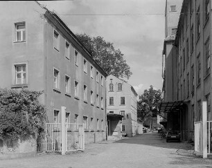 Großröhrsdorf, Gurtweberei-Betrieb, um 1900. Blick durch die Einfahrt in den Hof