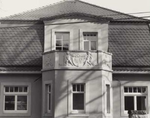 Moritzburg, Schlossallee 37, Wohnhaus, Fassadendetail, Balkonbrüstung mit Reliefs, Straßenansicht