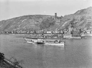 Blick auf Kaub mit Burg Pfalzgrafenstein und Burg Gutenfels mit Ausflugsdampfer auf dem Rhein