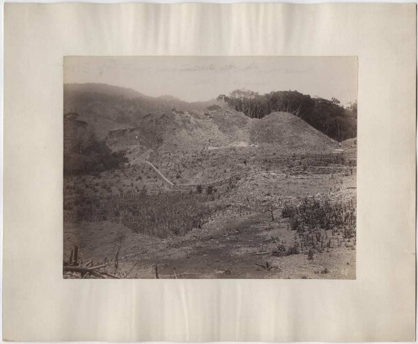 Vue d'ensemble de la situation : Côté rivière et ruines principales. Prise de vue depuis le grand monticule situé au nord-est.