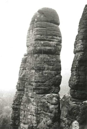 Sächsische Schweiz, Schrammsteine. Jungfer. Seilschaft Ehrhardt Renger im oberen Teil der Ostkante (VIIc)