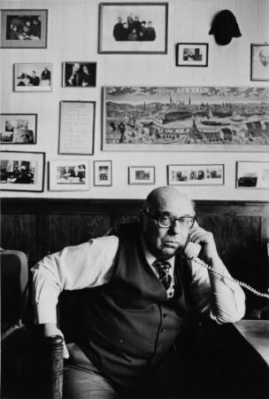 Der Strafverteidiger und Schriftsteller Friedrich-Karl Kaul telefonierend in seinem Büro in Berlin-Mitte