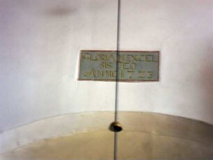 Altheim-Evangelische Kirche-Langhaus Innen-Ansicht nach Osten-Kartusche mit Laudatio und Jahr 1723 über Triumphbogen anläßlich Renovierung und Umbau der Kirche