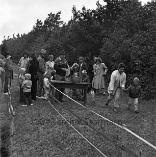 Kinderfest: Eierlaufen: rechts die Bahn, dahinter Erwachsene und Kinder