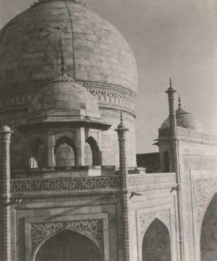 Agra, Indien. Taj Mahal, Mausoleum für Shah Jahan und seine Gattin (1631-1648, A. Fazel, U. A. Lahori) (seit 1983 Weltkulturerbe der UNESCO). Detail und Kuppel vom Mittelbau